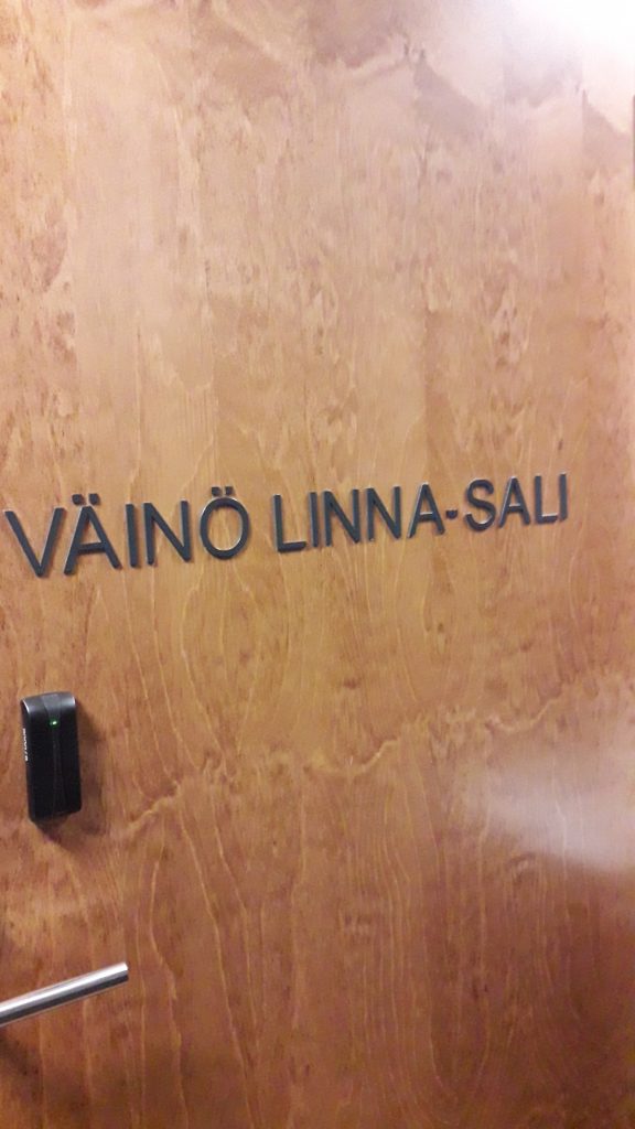 Ovi, jossa lukee: Väinö Linna -sali