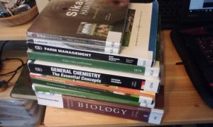 Kuivahkona loppuhuipennuksena (?) kasa kirjoja, joista osa on tenttimateriaalia ja osa omaksi ilokseni Viikin kirjastosta mukaan tarttuneita maataloutta käsitteleviä teoksia.