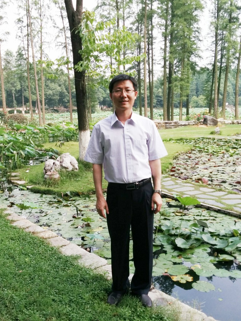 Xianbao in front of the Lotus pond in Wuhan Botanical Garden