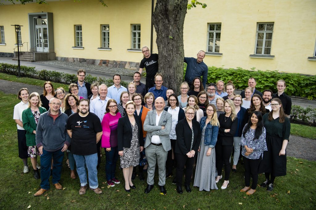 Group photo of Helsinki Collegium fellows standing outside on grass