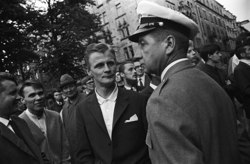 Mielenosoittajia Runebergin patsaan luona Esplanadin puistossa syksylla 1968. Kuva: Helsingin kaupunginmuseo, Simo Rista.