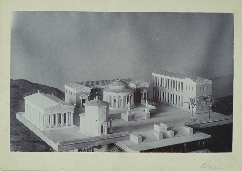 Ett svartvitt foto av miniatyrmodellen med flera byggnader.
