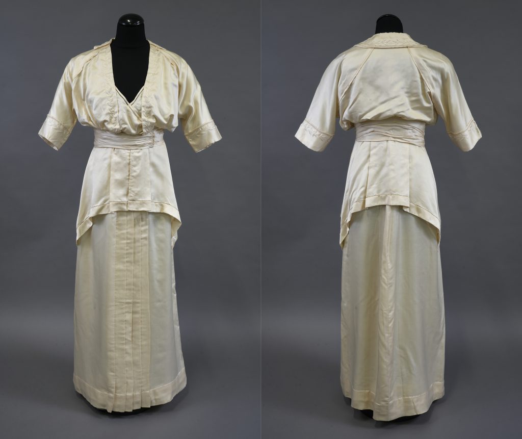 Två bilder bredvid varandra som visar samma vita dräkt klädd på en modedocka på så sätt att den raka och smala kjolen och den rikliga överdelen syns bra.