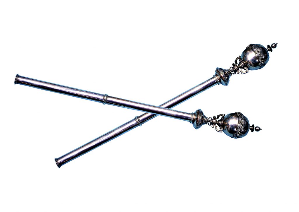 Crossed silver sceptres