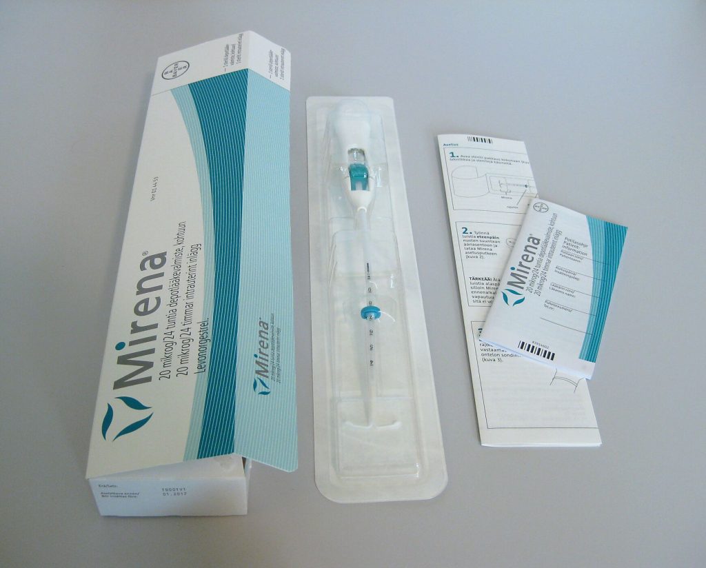 A blue and white carton, a leaflet with user instructions and a white plastic insertion tube in a sterile plastic container.