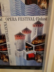 Mainosjuliste, jossa on linnan kuva ja teksti "Savonlinna Opera Festival".