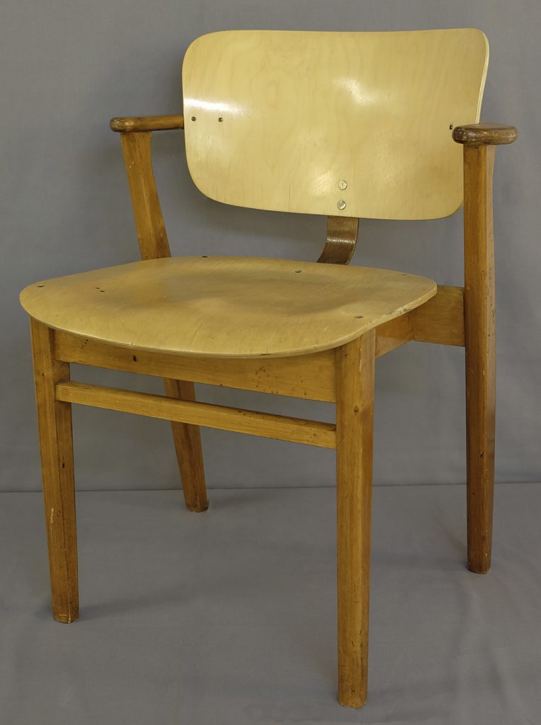 Puinen tuoli, jossa kaareva selkänoja. ja lyhyet käsinojat.