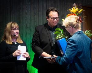 Kuvituskuva: Helsingin yliopiston Avoimen tieteen palkinto Jaana Bäckille