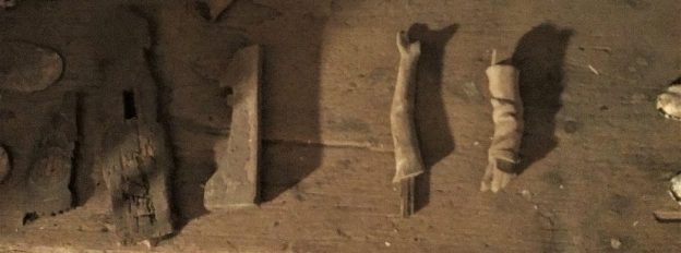 Hollolan kirkon kellotapulissa säilytetään vanhoja, seurakunnalle kuuluvia esineitä. Niiden joukossa on kaksi pientä, keskiaikaisista puuveistoksista peräisin olevaa käsivartta. Kuva: Elina Räsänen.