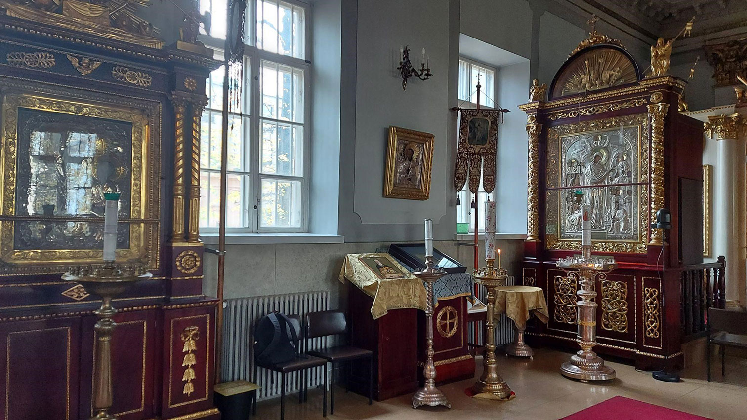 Ortodoksikirkon valoisassa sisätilassa on pieniä ja suuria ikoneita ja ikoniseiniä, joita on koristeltu runsain kultauksin ja hopeoinnein.