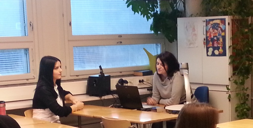 Giulia ja Talia keskustelemassa opiskelijoiden kanssa suomalaisista ja italialaisista joulutraditioista.