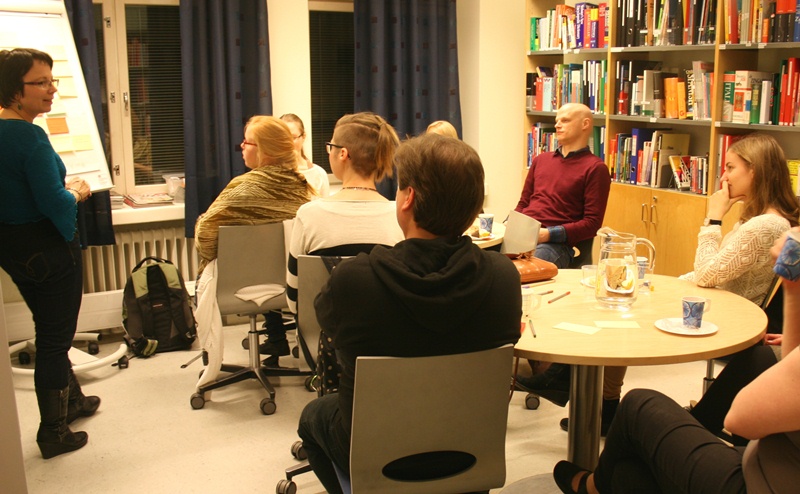 Pedagoginen yliopistonlehtori Johanna Vaattovaara ja opiskelijaneuvoston jäseniä ideoimassa tulevaisuuden oppimisympäristöjä.