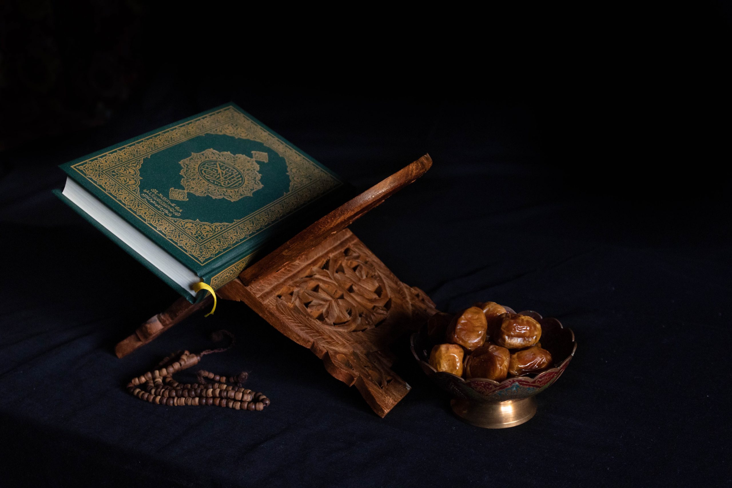 Koraani ja kulhollinen taateleita.