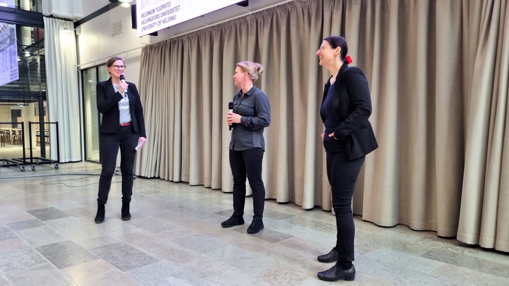 Heini Hult-Miekkavaara haastattelee mentoreita Paula Aaltosta ja Gergana Gatevaa yleisön edessä.