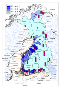 Kuva 1. Tulvaindeksi (keskiylivirtaama/keskialivirtaama) Suomen jokien valuma-alueilla sekä valuma-alueiden järvisyys (pylväät, %).