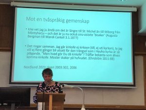 Hanna Lehti-Eklund föreläser om en tvåspråkig gemenskap.