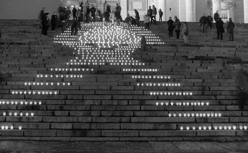 Kynttiläasetelma Tuomiokirkon portailla AIDS-tautiin kuolleiden muistoksi maailman AIDS-päivänä.