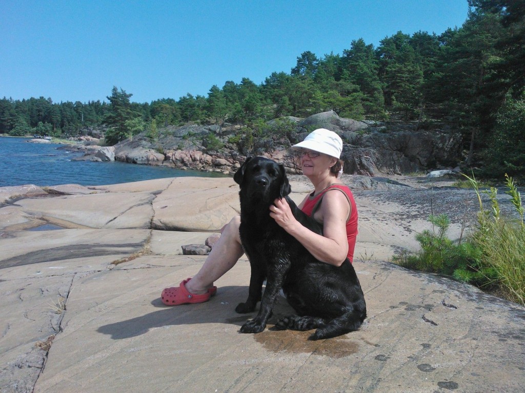 Akkuja on hyvä ladata vaikkapa koiran seurassa punaisella rantakalliolla merelle tuijottaen ja meditoiden. Kuvaaja: Markku Hyvärinen.