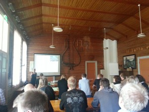 Kesäkoululaisia kuuntelemassa luentoa Hyytiälän Vanhassa Ruokalassa.