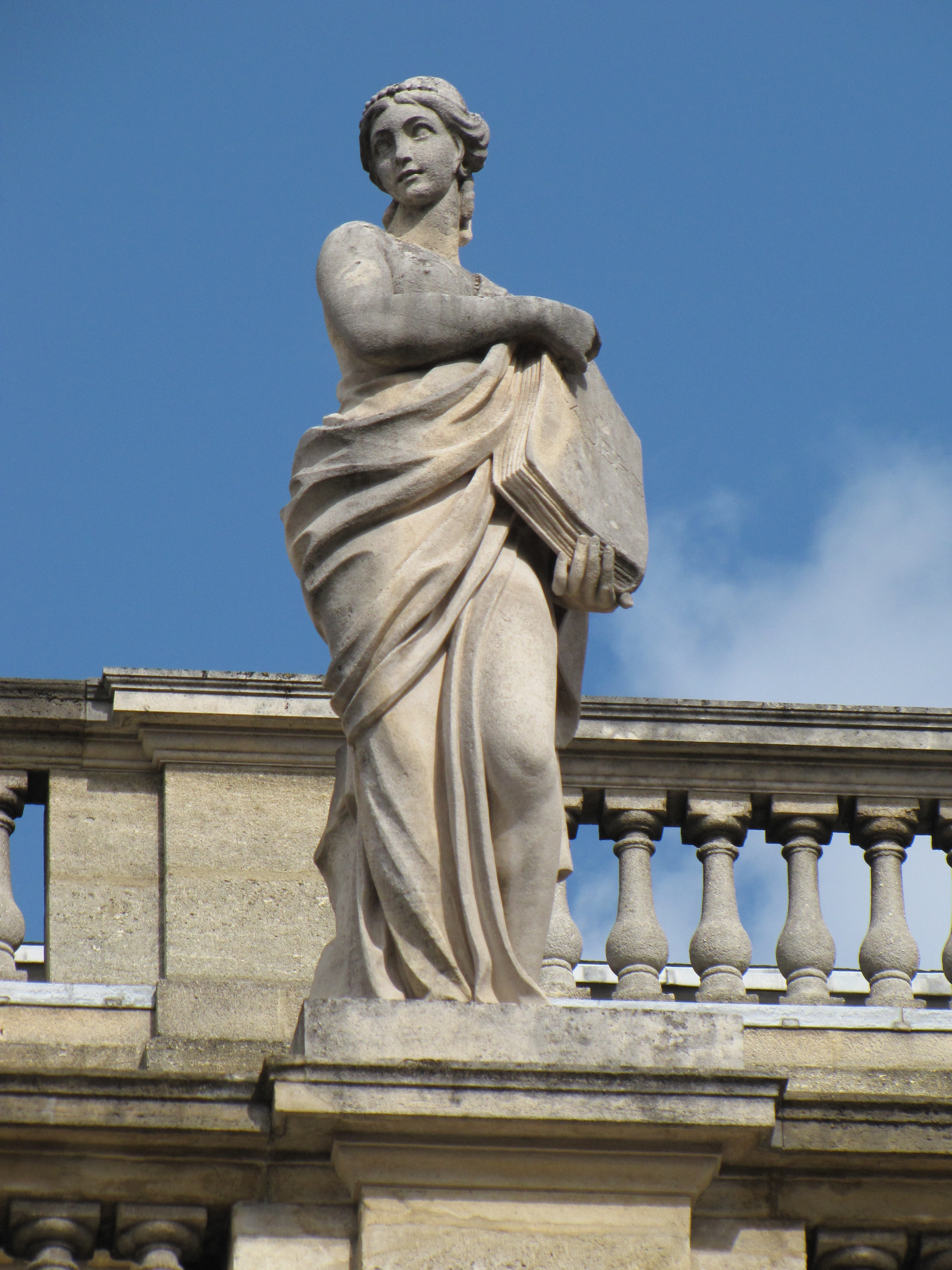 One can find statues of goddesses and nymphs at the Bordeaux opera house. (Photo: Hanna Tervanotko)