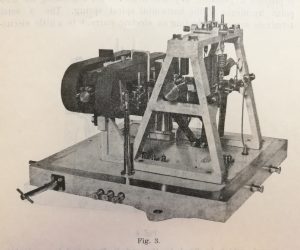 Figure 6. A Galitzin-Wilip vertical seismograph. The dimensions of the bottom of the instrument are 43,3 cm x 45,3 cm (Wilip 1930, Figure 3).