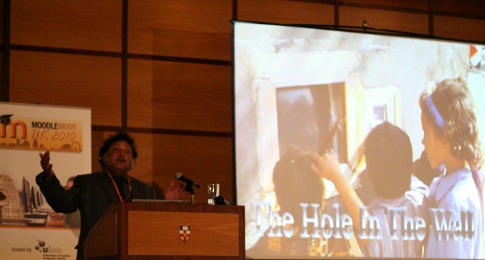 Kuva Sugata Mitrasta puhumassa MoodleMootissa