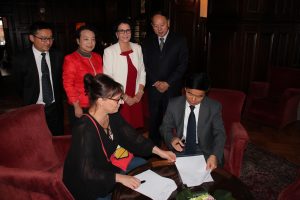      Sanna Lukander (Rovio) & President Dong Qi signing a contract on collaboration