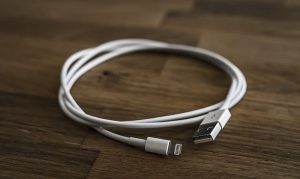 Apple Lightning-kontakt med USB-kontakt i ena änden.