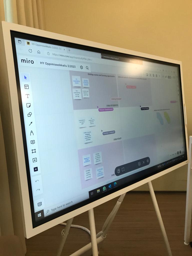 A screen showing online sticky notes that were used in the workshop.