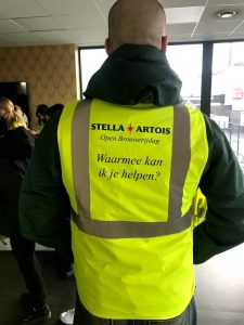 Stella Artois huomioliiviin pukeutunut henkilö