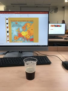 Kuvassa tietokoneen ruudlulla Euroopan kartta ja edessä muovimukissa olutta